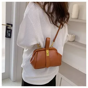 Elegante borsa a tracolla da donna con motivo litchi, perfetta per look casual e chic.