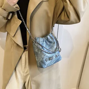 Borsa a tracolla trapuntata in denim alla moda per donne, mini borsa a secchiello.