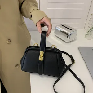 Borsa a mano nera con chiusura a bacio e tracolla, elegante e versatile da indossare.