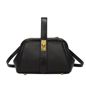 Elegante borsa a mano nera con stampa litchi e chiusura a bacio con cinturino verticale.