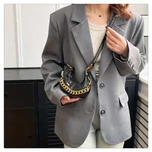 Modische Damen Mini Ölwachs Leder Umhängetasche Retro Croissant Schultertasche mit Goldkette