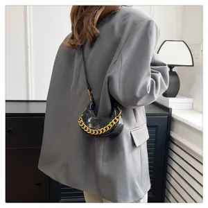 Stilvolle kleine schwarze Hobo Umhängetasche mit goldener Kette, trendiges Damen Accessoire.