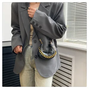 Schicke schwarze Lackleder Mini Handtasche für Damen, vintage Halbmond Umhängetasche mit Kette.