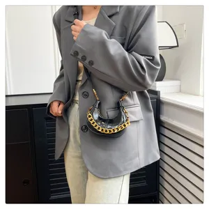 Detailansicht der trendigen schwarzen Wachsleder Mini Halbmond Umhängetasche mit Kette.