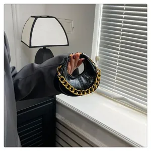 Mini schwarze Ölwachsleder Handtasche mit dicker Goldkette, schicke Nischendesign Modetasche
