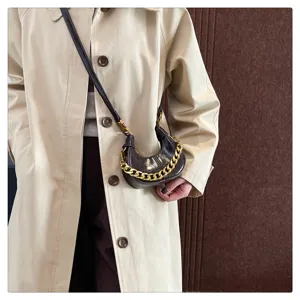 Nahaufnahme der Damen Retro Öl-Wachs Leder Mini Halbmond Umhängetasche mit goldener Kette.