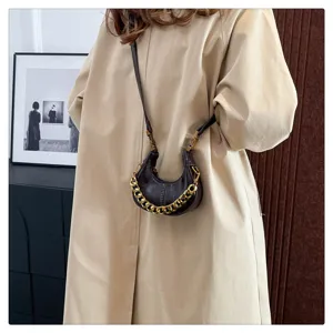 Nahaufnahme der Vintage Ölwachs Leder Mini Umhängetasche mit schicker goldener Kette.