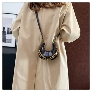 Elegante Damen Ölwachs Leder Halbmond Umhängetasche mit goldener Kette und feinem Schulterriemen.