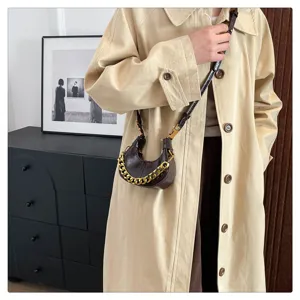Braune Mini-Umhängetasche aus Wachsleder mit grober Goldkette und Retro-Design für Damen.