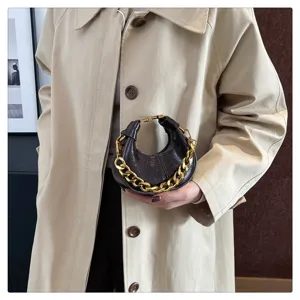 Retro Damen Mini Handtasche schicke Oellack Leder Halbmond Tasche mit goldener Kette.