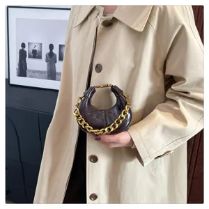 Vintage Öl-Wachs Leder Mini Handtasche für Damen, schicke Halbmond Umhängetasche mit Kette.