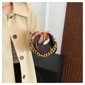 Detailansicht der Vintage Mini Handtasche für Damen in Braun mit dicker goldener Kette.