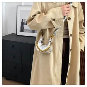 Silberne Mini-Crescent-Umhängetasche mit goldener Kette, Retro-Öl-Wachs-Leder-Handtasche.