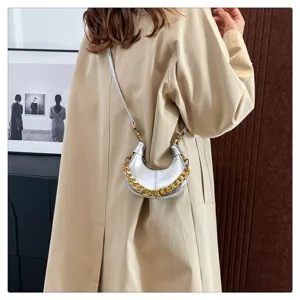 Nahaufnahme einer silbernen Mini-Crescent-Umhängetasche aus Wachsleder mit Goldkette.