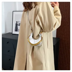 Trendige silberne Mondsichel Umhängetasche für Damen, stilvolle Ölleder Mini Handtasche.