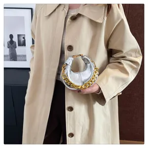 Modische metallic silberne Mini-Handtasche mit klobiger goldener Kette für den Alltag.