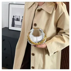 Modische Mini-Handtasche für Damen, trendige Ölwachs-Leder Umhängetasche mit Kette und Griff.