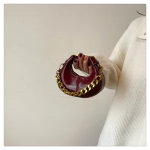 Vintage Mini Öl-Wachs Leder Handtasche für Damen, elegantes Halbmond Design mit Kette.