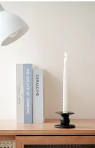 Portacandela in ceramica nera stile nordico e candela a spirale per decorazione tavola.