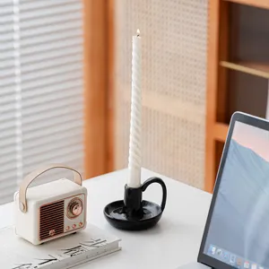 Bougeoir en céramique nordique minimaliste avec bougie blanche torsadée pour décoration.