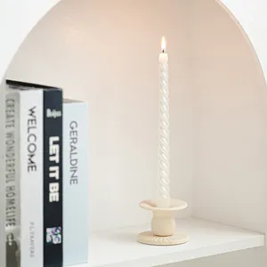 Portacandele in ceramica stile colonna romana con candela a spirale per la casa e tavola.