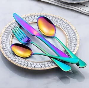 Dettaglio posate in acciaio inossidabile arcobaleno, finitura sfumata vibrante ed elegante.