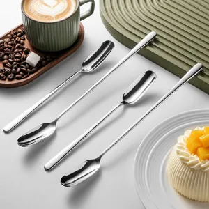 Cucchiai lunghi in acciaio inossidabile in dettaglio, perfetti per caffè e dessert.