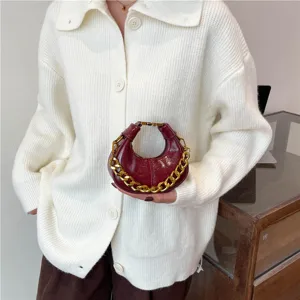Schicke burgunderrote Lackleder Mini Halbmond Handtasche mit dicker Goldkette Damen.