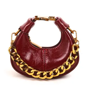 Schicke burgunderrote Ölwachs-Leder Mini-Handtasche mit goldener Kette und Schnalle.