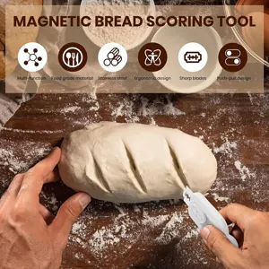 Dettaglio dello strumento di incisione pane magnetico con lama in acciaio e design ergonomico.