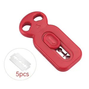 Dettaglio del coltello da pane con manico in plastica rossa e lame di ricambio incluse.