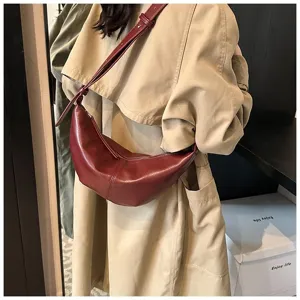 Sac bandoulière croissant en cuir rouge vin pour femmes, sac hobo tendance avec sangle.