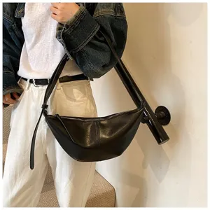Sac a main sous les aisselles en cuir noir pour femme, sac croissant retro, sac bandouliere.