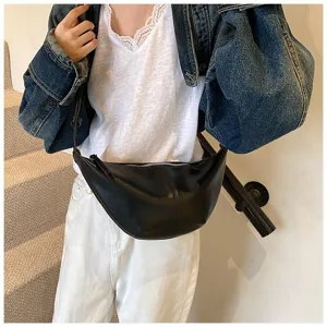 Sac bandoulière croissant en cuir synthétique noir pour femme, sac fourre-tout tendance chic.