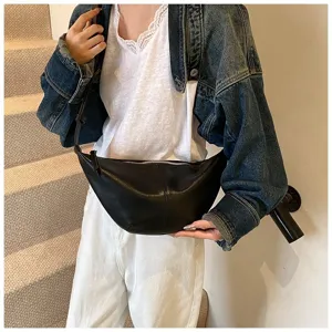 Vue détaillée du sac porté épaule élégant en cuir noir, sac bandoulière décontracté.
