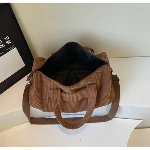 Dettaglio borsa a tracolla in velluto a coste marrone, grande tote casual e borsa yoga da viaggio.