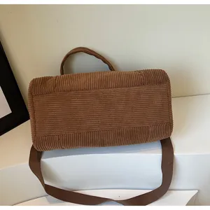 Dettaglio borsa tracolla yoga in velluto a coste marrone, design minimalista per ogni giorno.