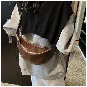 Détail de vue arrière du sac à bandoulière croissant en cuir marron élégant.