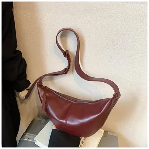 Vue détaillée du sac porté épaule rétro bordeaux pour femme, design croisé croissant élégant.