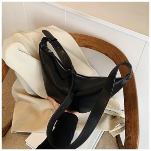 Vue détaillée du sac hobo noir en cuir souple montrant la texture et la fermeture éclair.
