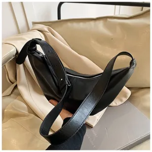 Vue détaillée d'un sac porté épaule noir en cuir avec forme croissant souple et large sangle.