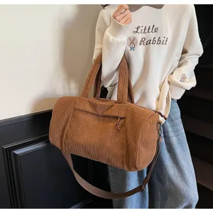 Dettaglio borsa da viaggio in velluto a coste marrone, grande borsa a tracolla yoga.