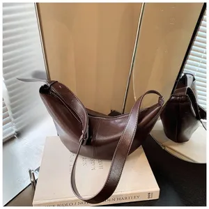 Vue détaillée du sac porté épaule rétro marron, design croisé décontracté et élégant.