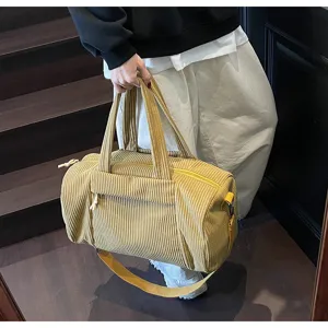 Vista di dettaglio della borsa in velluto a coste giallo, capiente e dallo stile casual.