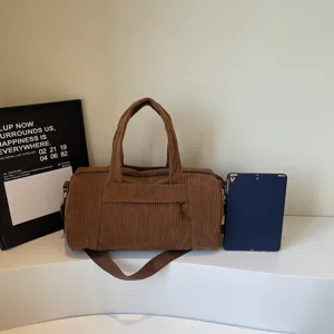 Borsa da viaggio marrone in velluto a coste, grande borsa yoga con tracolla comoda.