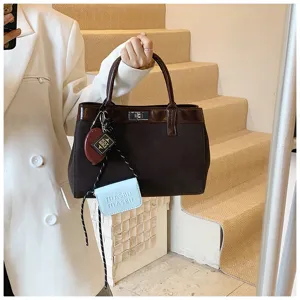 Niche fashion handbag for women, casual Maillard style minimalist crossbody bag with cute charms.