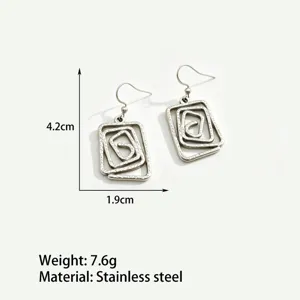Boucles d'oreilles pendantes géométriques en acier inoxydable, bijoux tendance détail.