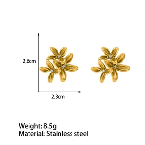 Vintage Stil Iris Blumen Ohrringe aus langlebigem 18k Gold Edelstahl mit funkelnden Strasssteinen.