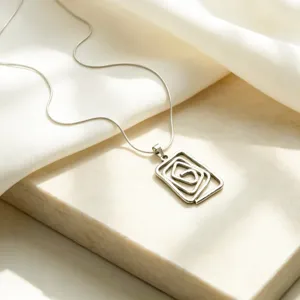 Collier élégant argenté avec pendentif spirale rectangulaire et chaîne fine pour les femmes.