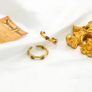 Anello minimalista in acciaio inossidabile oro 18k con zircone a cuore design regolabile.